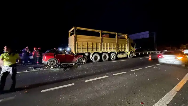 Kamyona Ok Gibi Saplanan Metal Parça: Korkunç Kaza Anları!