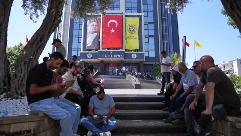 Ücretlerini Alamayan İşçilerden Dikkat Çeken Oturma Eylemi: Taleplerine Dikkat Çekiyorlar